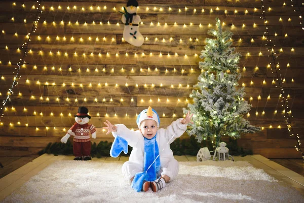 Rozkošný Chlapec Nosit Kostým Sněhuláka Vánoce Zařízený Dům Světly Sedí — Stock fotografie