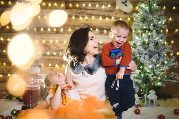 Ridendo Madre Con Bambini Figlia Figlio Posa Nel Natale Decorato — Foto Stock