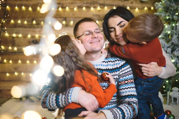 Famiglia Sorridente Seduta Insieme Nella Casa Natale Con Ghirlanda Illuminata — Foto Stock