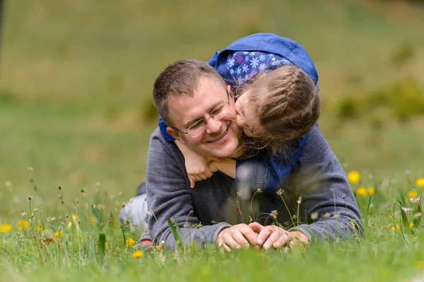 Ragazza Posa Padre Baciarlo Guancia — Foto Stock