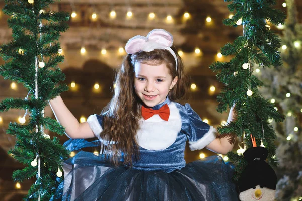 Schattig Kaukasische Meisje Jurk Poseren Kerst Huis — Stockfoto