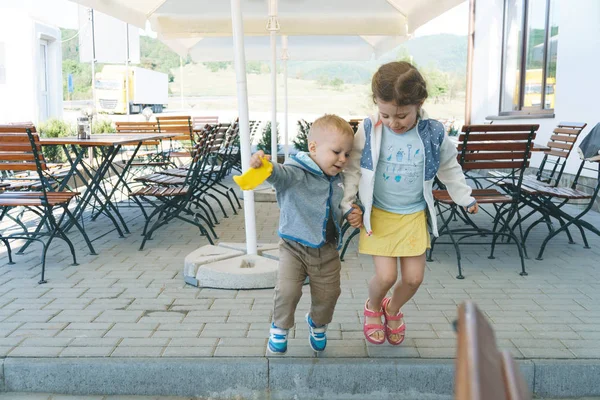 Fratello Sorella Che Saltano Tenendosi Mano Bar — Foto Stock