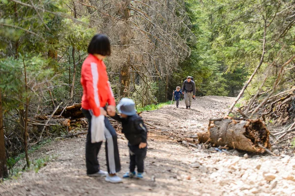 Mãe Com Filho Esperando Pai Com Filha Floresta — Fotografia de Stock