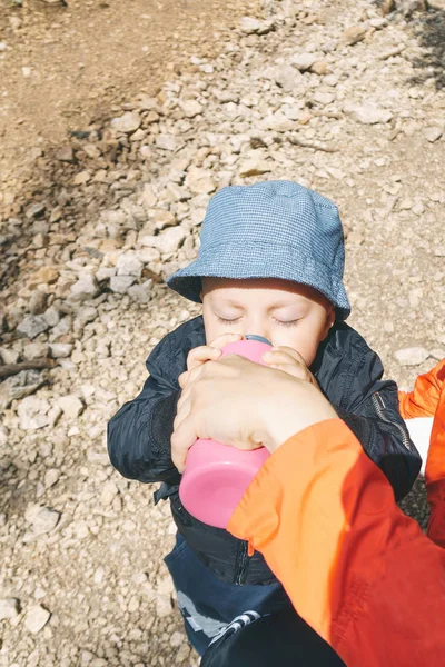 Mãe Com Menino Bebê Mulher Segurando Garrafa Com Água Para — Fotografia de Stock