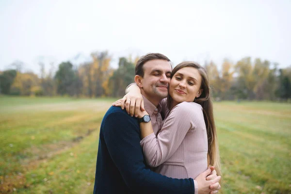 ハグ公園でカップルの女性と愛情に満ちた男性屋外 — ストック写真