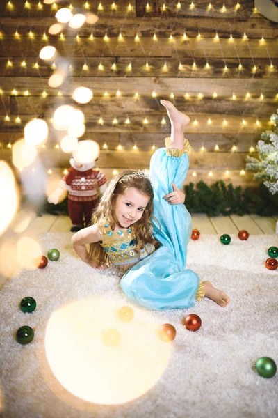 Bella Bambina Caucasica Costume Blu Posa All Albero Natale — Foto Stock