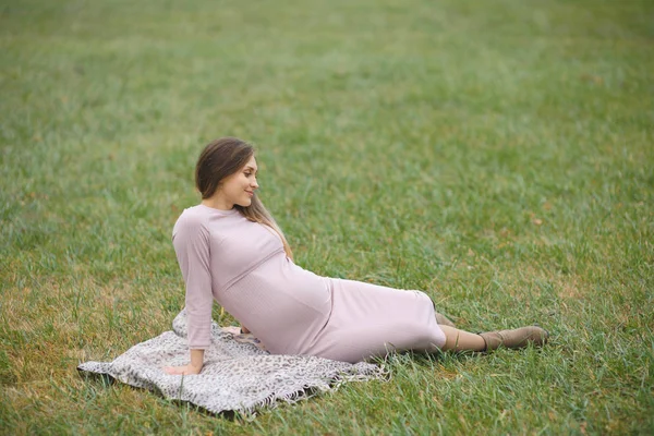 Zwangere Vrouw Jurk Poseren Herfst Park Zittend Deken Groen Gras — Stockfoto