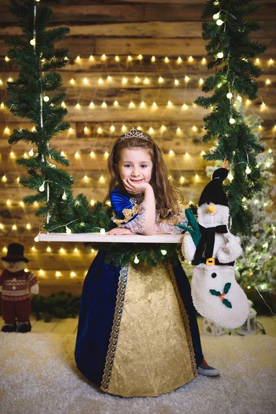 Schattig Kaukasische Meisje Jurk Poseren Kerst Huis Permanent Schommel Met — Stockfoto