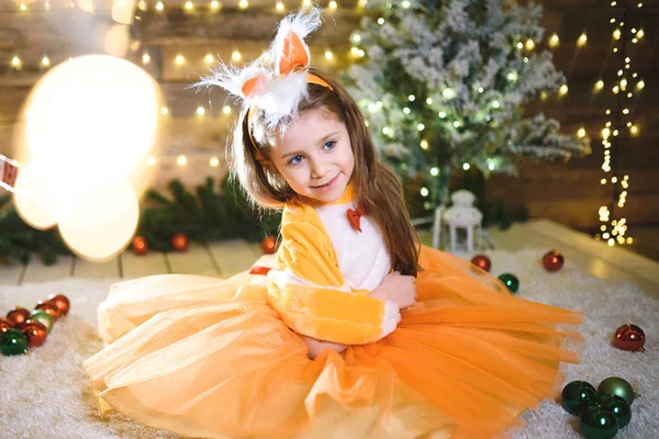 Rozkošný Kavkazských Holčička Oranžové Foxy Šaty Kostým Sedí Dekorovaný Vánoční — Stock fotografie