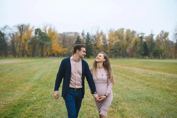 Femme Enceinte Robe Mari Aimant Extérieur Dans Parc Ensemble — Photo