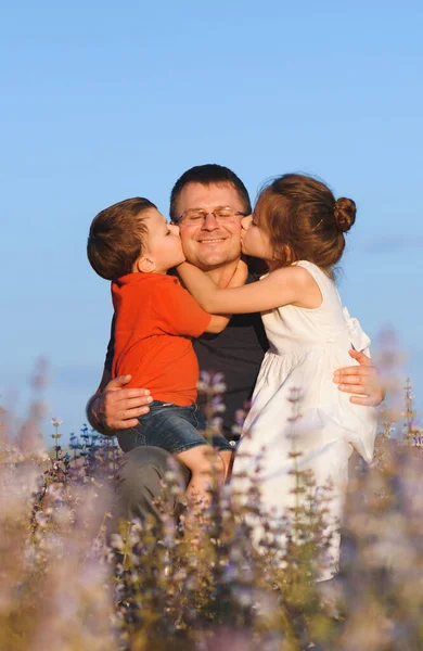 Padre Abbracciare Bambini Baciarlo Guance Campo — Foto Stock