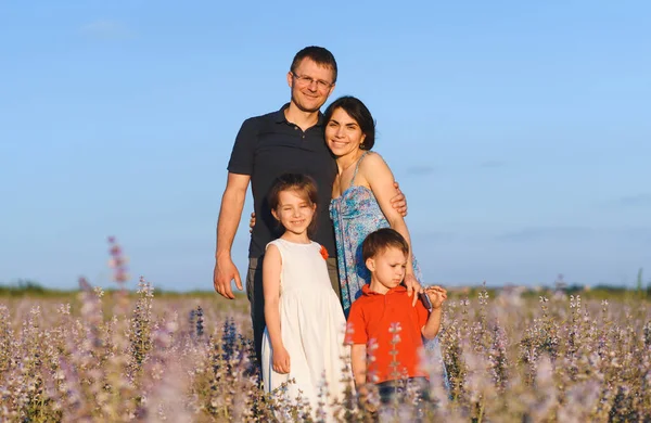 Famiglia Sorridente Nel Campo Viola Salvia Tramonto — Foto Stock