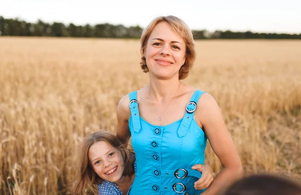 Felice Madre Dauther Abbracciare Nel Campo Grano — Foto Stock