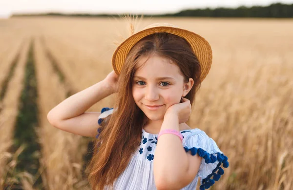 Pretty Smiling Girl Long Hair Field — Stock Photo, Image