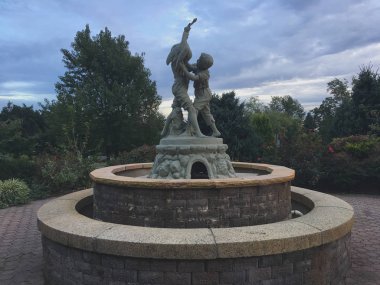 Çeşme ile heykel parkı