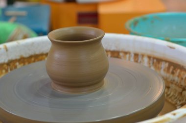 Potter's tekerlek üzerinde toprak kap, pot eller, eller heykel modellenmesi