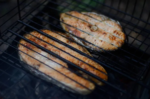 Příprava Ryb Losos Steak Grilu Uhlíky — Stock fotografie