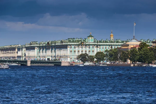 러시아 세인트 Hermitage Andreevsky 플래그 Neva 화창한 날씨에 박물관 — 스톡 사진