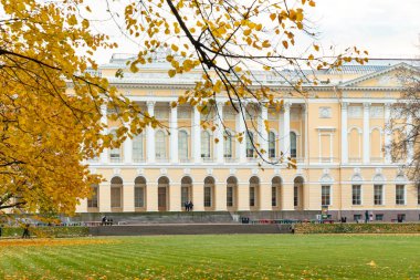 Ünlü Rus Müzesi, St. Petersburg, Rusya'nın bina Altın Sonbahar, sarı ağaçlar, yeşil çimen sütunlar, altın yapraklar, insanlar Mikhaylovskiy Park'ta yürüyordunuz