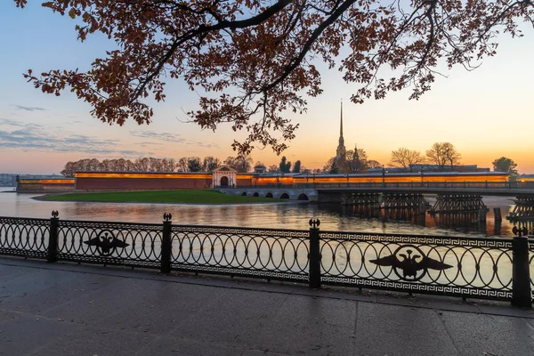 Pont Ioannovskiy Forteresse Pierre Paul Coucher Soleil Couleurs Nocturnes Arbres — Photo