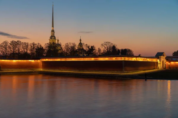 Pont Ioannovskiy Forteresse Pierre Paul Coucher Soleil Couleurs Nocturnes Arbres — Photo