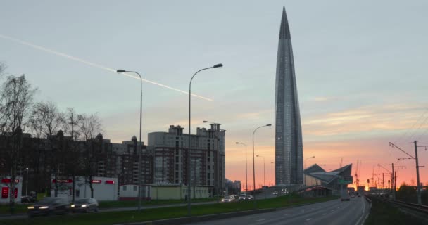 俄罗斯 圣彼得堡 2018年10月21日 视频的俄罗斯和欧洲最大的摩天大楼在日落时 汽车交通 粉红色的天空 由石油开采公司俄罗斯工业股份公司建设 — 图库视频影像