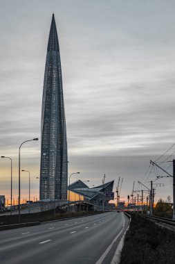 Rusya, Saint Petersburg, 21 Ekim 2018: en büyük gökdelen inşaat petrol çıkarma şirketi Gazprom tarafından araba, pembe gökyüzü günbatımı, trafik, Rusya ve Avrupa Lakhta Merkezi