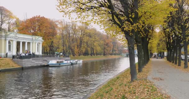 Moyka Folyó Mikhaylovskiy Kert Arany Ősz Park Levél Alá Emberek — Stock videók