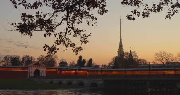 Ioannovskiy Bro Och Peter Och Paul Fortress Vid Solnedgången Nattfärger — Stockvideo