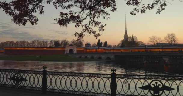 Ioannovskiy Brücke Und Peter Und Paul Festung Bei Sonnenuntergang Nachtfarben — Stockvideo