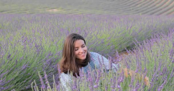 Menina Bonita Vestido Azul Anda Pelo Campo Uma Lavanda Cabelo — Vídeo de Stock