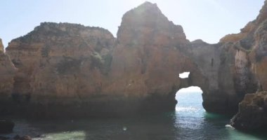 Ponta da Piedade, ünlü yer Güney Portekiz, Lagos Şehir, kayalık sahil, Atlantik Okyanusu, keskin dalgaların kayalar, masmavi su, sarı çiçekler, kemer, kimse, vahşi beach