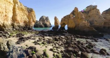 Ponta da Piedade, ünlü yer Güney Portekiz, Lagos Şehir, kayalık sahil, Atlantik Okyanusu, keskin dalgaların kayalar, masmavi su, sarı çiçekler, kemer, kimse, vahşi beach
