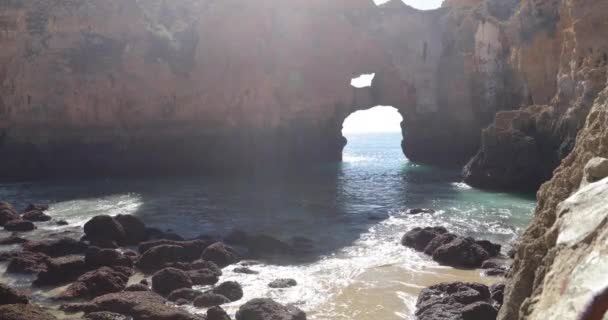 Ponta Piedade 著名的地方在葡萄牙南部 拉各斯城市 岩石海岸 大西洋波浪 尖锐的岩石 蔚蓝的水 黄色的花 没有人 — 图库视频影像