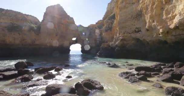 Ponta Piedade 著名的地方在葡萄牙南部 拉各斯城市 岩石海岸 大西洋波浪 尖锐的岩石 蔚蓝的水 黄色的花 没有人 — 图库视频影像