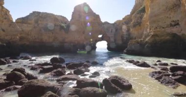 Ponta da Piedade, ünlü yer Güney Portekiz, Lagos Şehir, kayalık sahil, Atlantik Okyanusu, keskin dalgaların kayalar, masmavi su, sarı çiçekler, kemer, kimse, vahşi beach