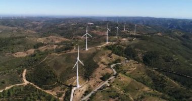 Tepelerdeki rüzgar değirmenlerinin hava klibi, rüzgar yoluyla elektrik üretimi, temiz enerji, ekoloji 