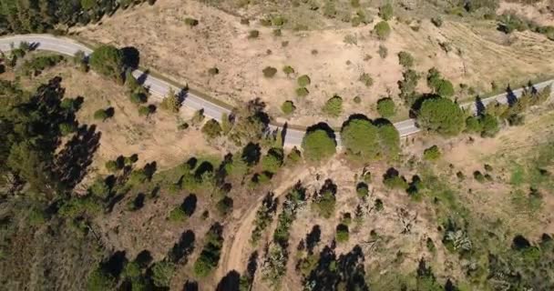 Aerial Video Rörligheten För Sportbil Slingrande Vägen Bland Kullarna Portugal — Stockvideo