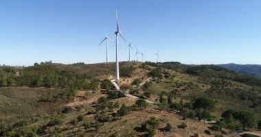 Tepelerdeki rüzgar değirmenlerinin hava klibi, rüzgar yoluyla elektrik üretimi, temiz enerji, ekoloji 