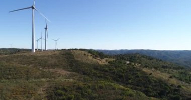 Tepelerdeki rüzgar değirmenlerinin hava klibi, rüzgar yoluyla elektrik üretimi, temiz enerji, ekoloji 