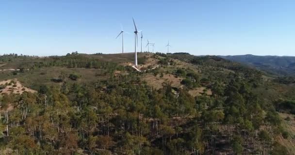 Luftaufnahmen Von Windrädern Auf Hügeln Stromerzeugung Durch Wind Saubere Energie — Stockvideo
