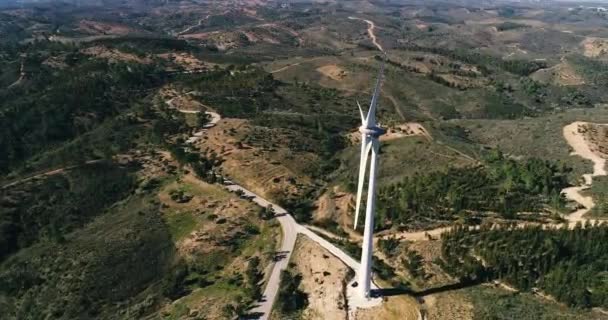 丘の上の風車の空中ビデオ 風による電力生産 明確なエネルギー 生態系 — ストック動画