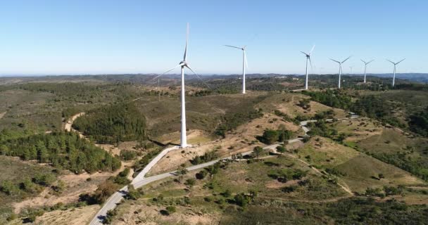 Luftaufnahmen Von Windrädern Auf Hügeln Stromerzeugung Durch Wind Saubere Energie — Stockvideo