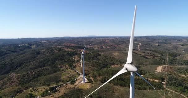 丘の上の風車の空中ビデオ 風による電力生産 明確なエネルギー 生態系 — ストック動画