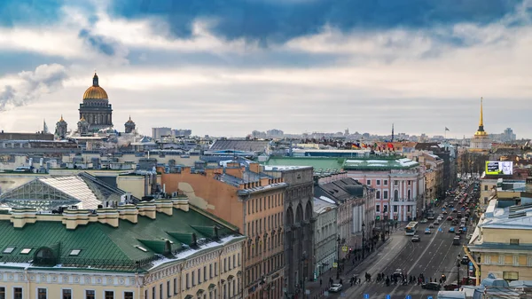 アドミラルティ建物 太陽でサンクトペテルブルクにイサク聖堂は輝いて雲 シティ パノラマ 晴れた天候 太陽の光 ドーム クロス ネフスキー大通り — ストック写真