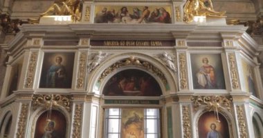 Rusya, Sankt-Petersburg, 25 Şubat 2019: St. Isaac Katedrali Iç mekanlar, kimse, altın her yerde, mumlar, simgeler, Güneş, büyük pencere, Müze, 4k video, alçı kalıplama, miras, din