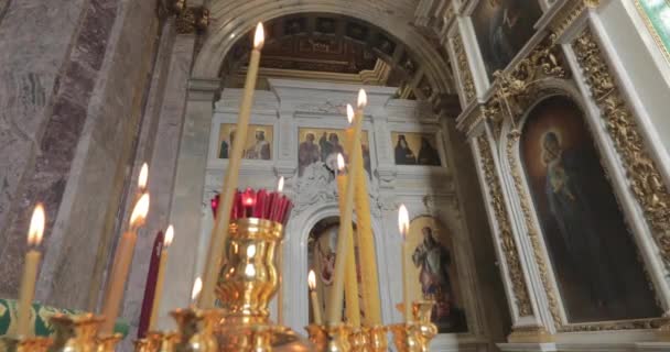ロシア サンクトペテルブルク 2019 聖イサアク大聖堂のインテリア 金はどこにでもあります キャンドル アイコン 大きな窓 博物館 ビデオ — ストック動画