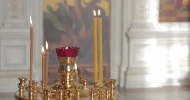 Rusya, Sankt-Petersburg, 25 Şubat 2019: St. Isaac Katedrali Iç mekanlar, kimse, altın her yerde, mumlar, simgeler, Güneş, büyük pencere, Müze, 4k video, alçı kalıplama, miras, din