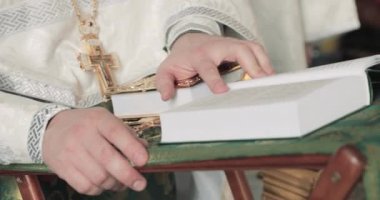 Rusya, Sankt-Petersburg, 25 Şubat 2019: St. Isaac Katedrali Iç mekanlar, kimse, altın her yerde, mumlar, simgeler, Güneş, büyük pencere, Müze, 4k video, alçı kalıplama, miras, din