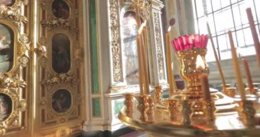 Rusya, Sankt-Petersburg, 25 Şubat 2019: St. Isaac Katedrali Iç mekanlar, kimse, altın her yerde, mumlar, simgeler, Güneş, büyük pencere, Müze, 4k video, alçı kalıplama, miras, din